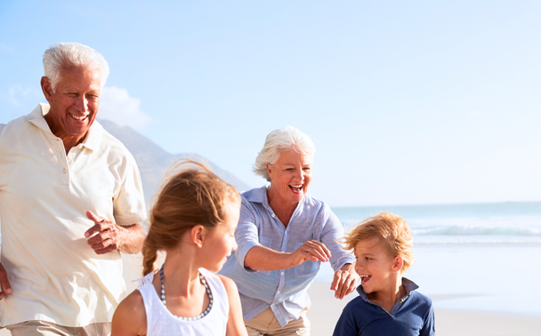 Familia en la playa: abuelos y nietos.
