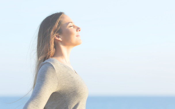 Mujer respira sin enfermedades respiratorias y del corazón