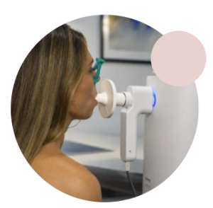 Paciente realizando una espirometría para evaluar su función pulmonar