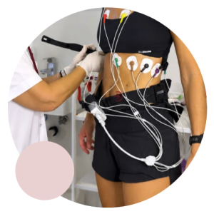 Paciente realizándose un electrocardiograma con electrodos en el pecho