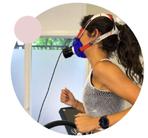 Deportista realizando una prueba de esfuerzo con gases mediante mascarilla respiratoria