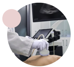 Cardiólogo realizando una ecografía del corazón mediante ecocardiograma Doppler